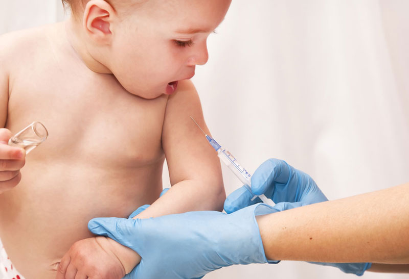 Tiêm vắc xin bại liệt cho trẻ nhỏ dưới 5 tuổi ít nhất 3 lần dưới hướng dẫn của Bộ Y tế là cách giúp giảm tỷ lệ bị bệnh bại liệt